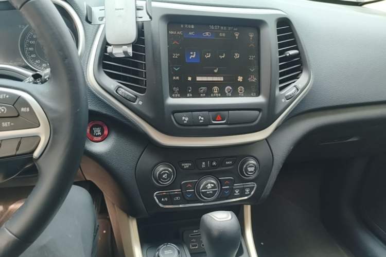 Used Jeep Cherokee 2016 2.4L Superior Edition Audio And AC Panel