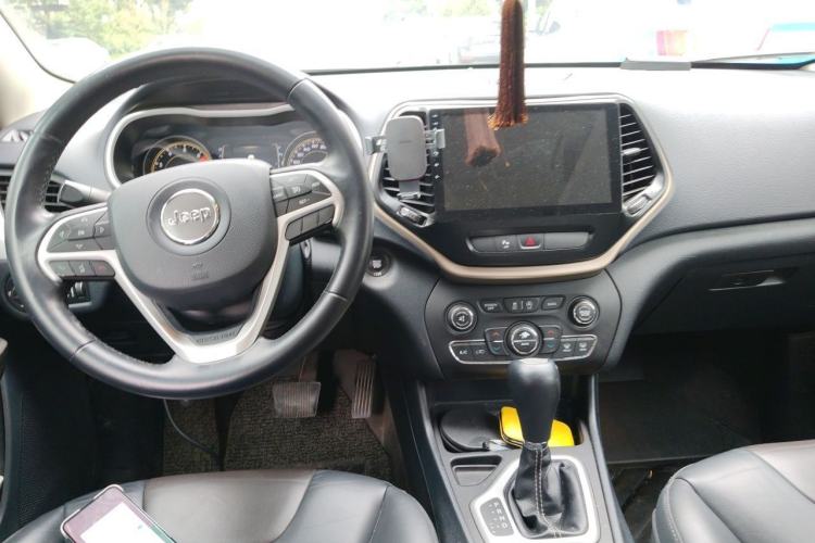 Used Jeep Cherokee 2016 2.4L Leading Edition Center Console