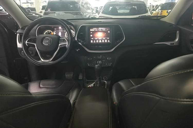 Used Jeep Cherokee 2016 2.4L Leading Smart Version Center Console