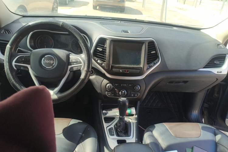 Used Jeep Cherokee 2016 2.4L Leading Edition Center Console