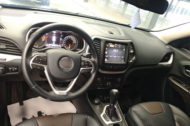 Used Jeep Cherokee 2016 2.4L Professional Smart Version Center Console