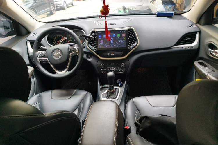 Used Jeep Cherokee 2016 2.4L Leading Edition Center Console