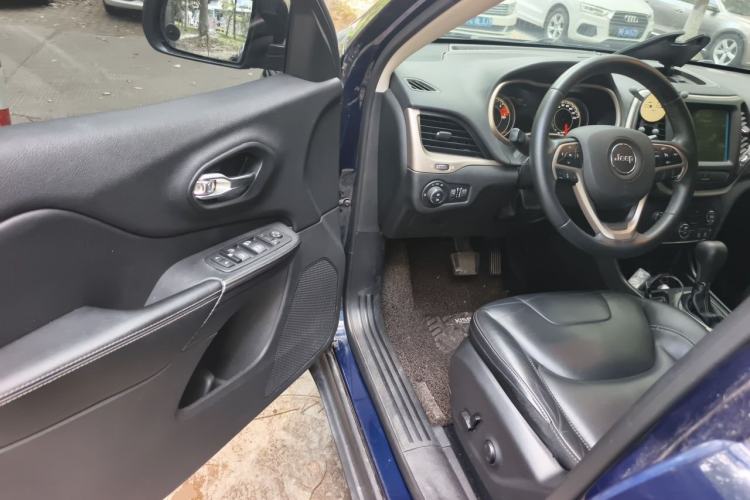 Used Jeep Cherokee 2016 2.0L Superior Edition Driver Seat