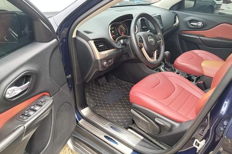 Used Jeep Cherokee 2016 2.0L Leading Edition Driver Seat