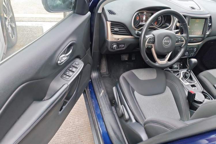 Used Jeep Cherokee 2016 2.0L Smart Version Driver Seat
