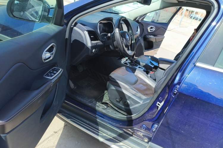 Used Jeep Cherokee 2016 2.4L Leading Edition Driver Seat
