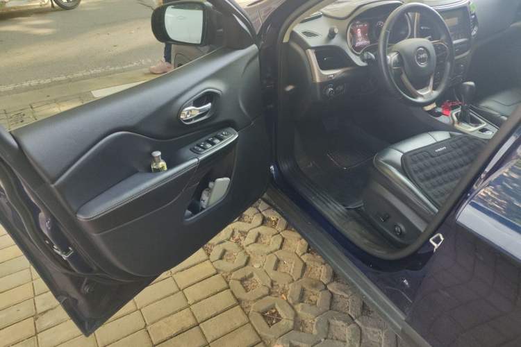 Used Jeep Cherokee 2016 2.4L Professional Smart Version Driver Seat