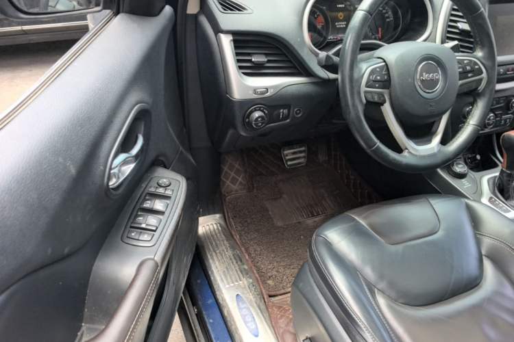 Used Jeep Cherokee 2016 2.4L Superior Edition Driver Seat
