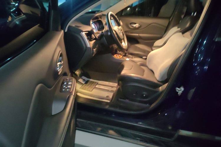 Used Jeep Cherokee 2016 2.4L Professional Smart Version Driver Seat