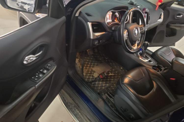 Used Jeep Cherokee 2016 2.4L Superior Edition Driver Seat