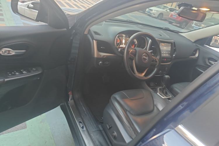 Used Jeep Cherokee 2016 2.0L Superior Edition Driver Seat
