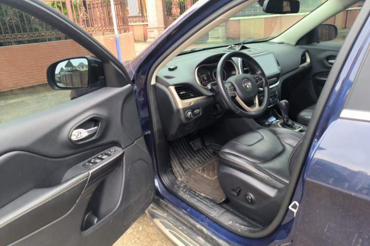 Used Jeep Cherokee 2016 2.4L Professional Edition Driver Seat