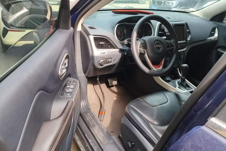 Used Jeep Cherokee 2016 2.4L Superior Edition Driver Seat