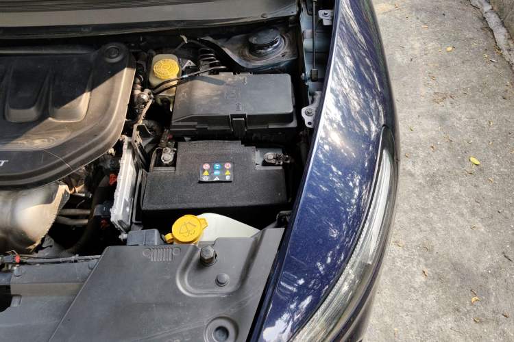 Used Jeep Cherokee 2016 2.0L Superior Edition Engine Bay Left