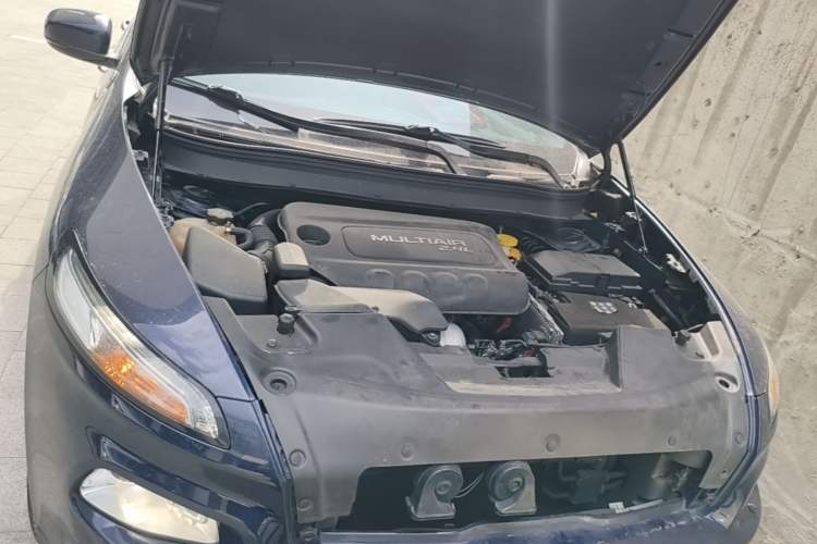 Used Jeep Cherokee 2016 2.4L Superior Edition Engine Bay