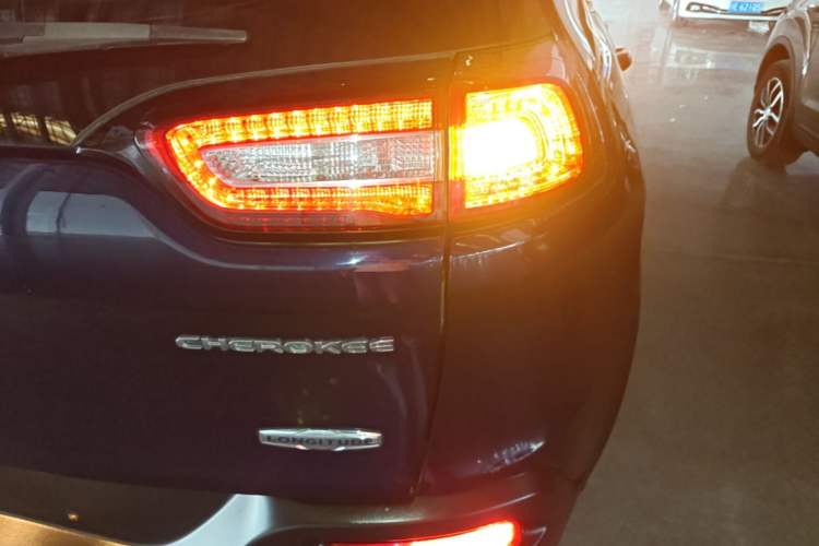 Used Jeep Cherokee 2016 2.0L Superior Edition Exterior 3