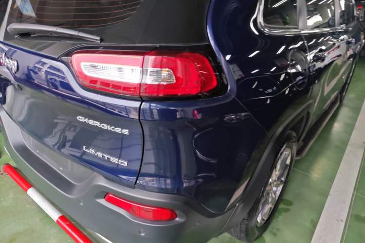 Used Jeep Cherokee 2016 2.4L Superior Edition Exterior 3