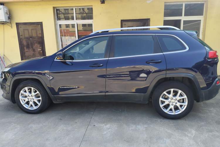 Used Jeep Cherokee 2016 2.4L Leading Smart Version Exterior 3