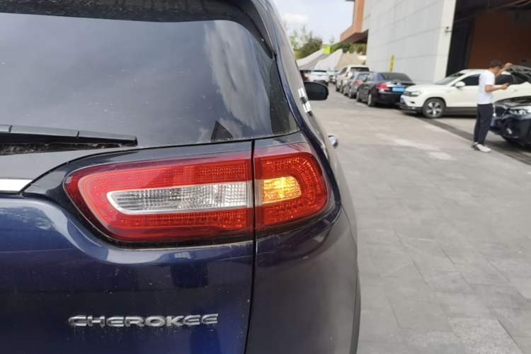 Used Jeep Cherokee 2016 2.4L Superior Edition Exterior 3