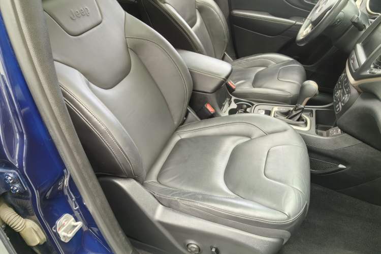 Used Jeep Cherokee 2016 2.0L Superior Edition Exterior 4