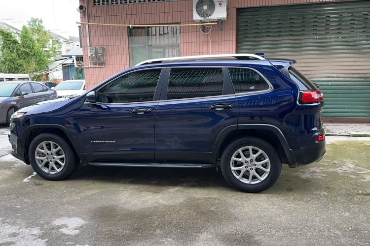 Used Jeep Cherokee 2016 2.4L Professional Smart Version Exterior 7