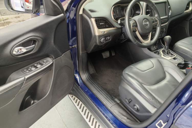 Used Jeep Cherokee 2016 2.0L Superior Edition Exterior 8