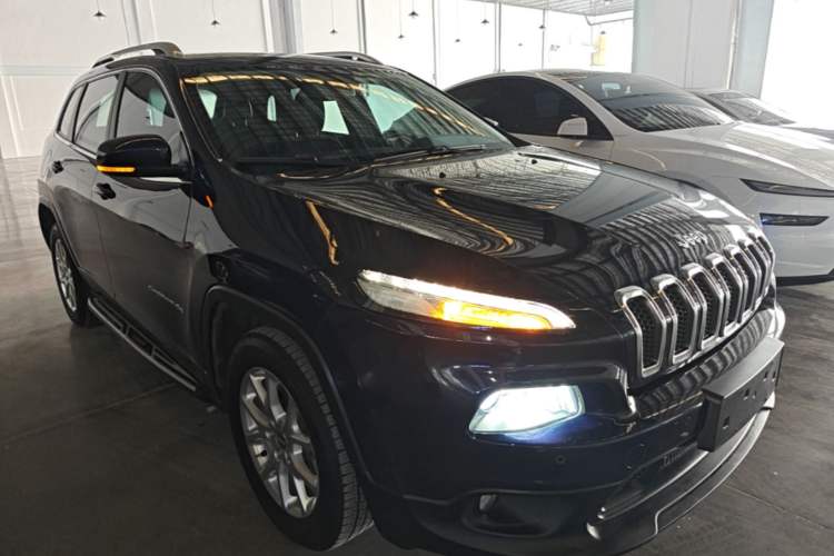 Used Jeep Cherokee 2016 2.0L Superior Edition Front Right 45 Deg