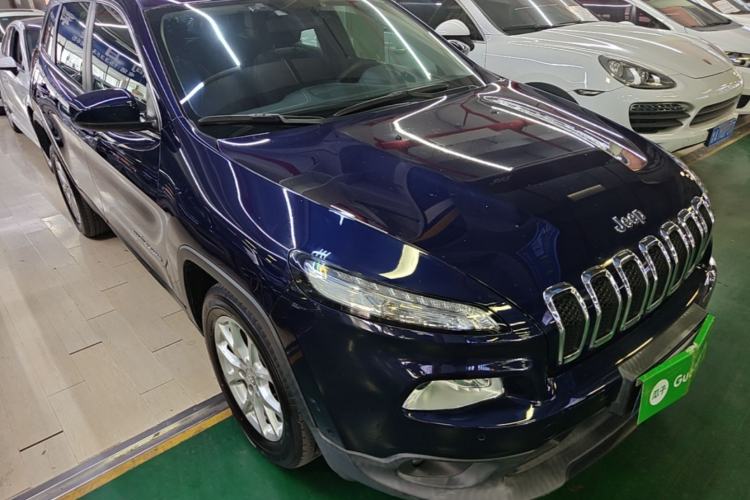 Used Jeep Cherokee 2016 2.4L Leading Smart Version Front Right 45 Deg