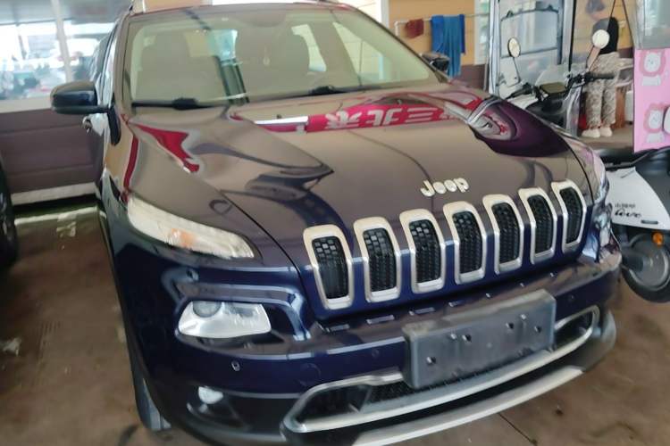 Used Jeep Cherokee 2016 2.4L Superior Edition Front Right 45 Deg