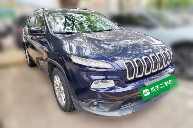 Used Jeep Cherokee 2016 2.0L Smart Version Front Right 45 Deg