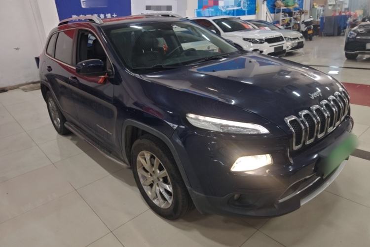 Used Jeep Cherokee 2016 2.4L Superior Edition Front Right 45 Deg