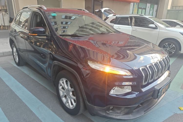 Used Jeep Cherokee 2016 2.0L Superior Edition Front Right 45 Deg