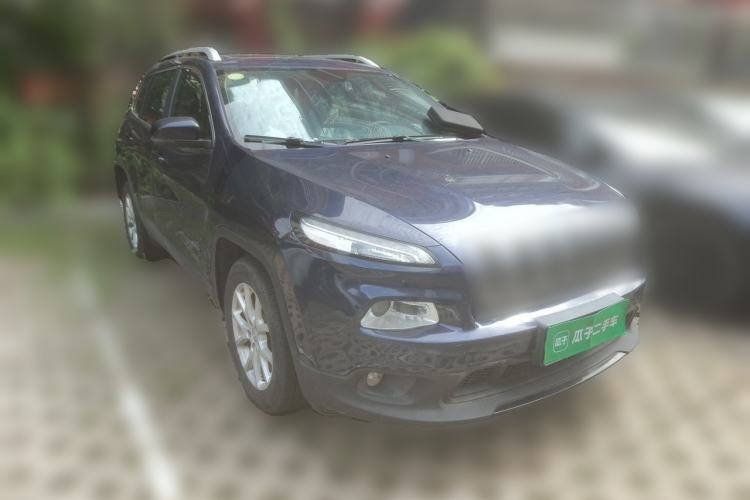 Used Jeep Cherokee 2016 2.4L Leading Smart Version Front Right 45 Deg