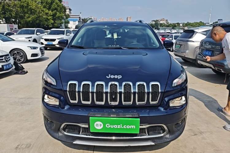 Used Jeep Cherokee 2016 2.4L Professional Edition Front