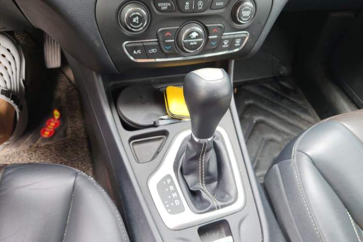 Used Jeep Cherokee 2016 2.4L Leading Edition Gear Lever