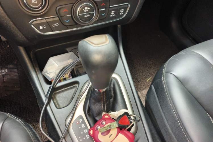 Used Jeep Cherokee 2016 2.0L Superior Edition Gear Lever