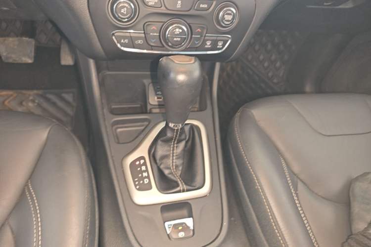 Used Jeep Cherokee 2016 2.0L Superior Edition Gear Lever