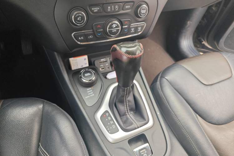 Used Jeep Cherokee 2016 2.4L Professional Smart Version Gear Lever