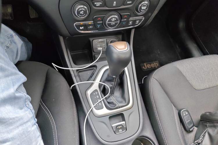Used Jeep Cherokee 2016 2.0L Smart Version Gear Lever
