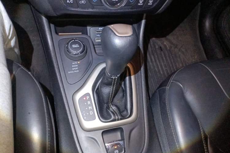 Used Jeep Cherokee 2016 2.4L Professional Edition Gear Lever