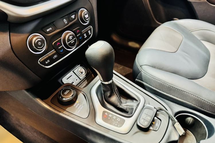 Used Jeep Cherokee 2016 2.4L Superior Edition Gear Lever