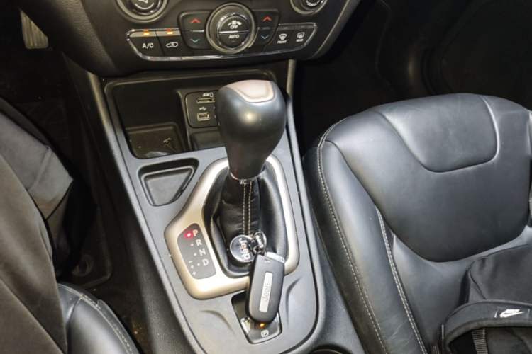 Used Jeep Cherokee 2016 2.0L Superior Edition Gear Lever
