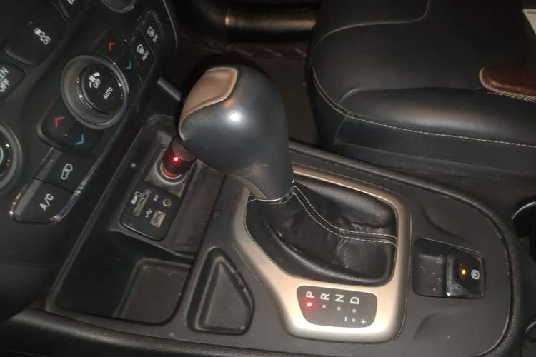 Used Jeep Cherokee 2016 2.0L Superior Edition Gear Lever