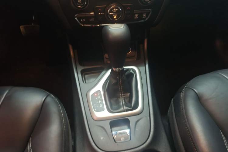Used Jeep Cherokee 2016 2.0L Superior Edition Gear Lever
