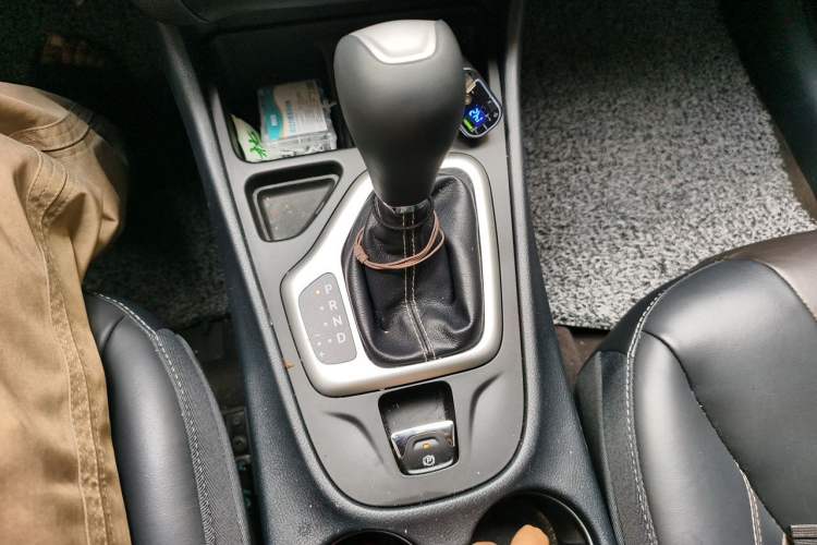 Used Jeep Cherokee 2016 2.4L Leading Edition Gear Lever