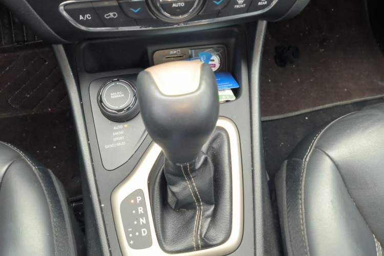 Used Jeep Cherokee 2016 2.4L Professional Edition Gear Lever