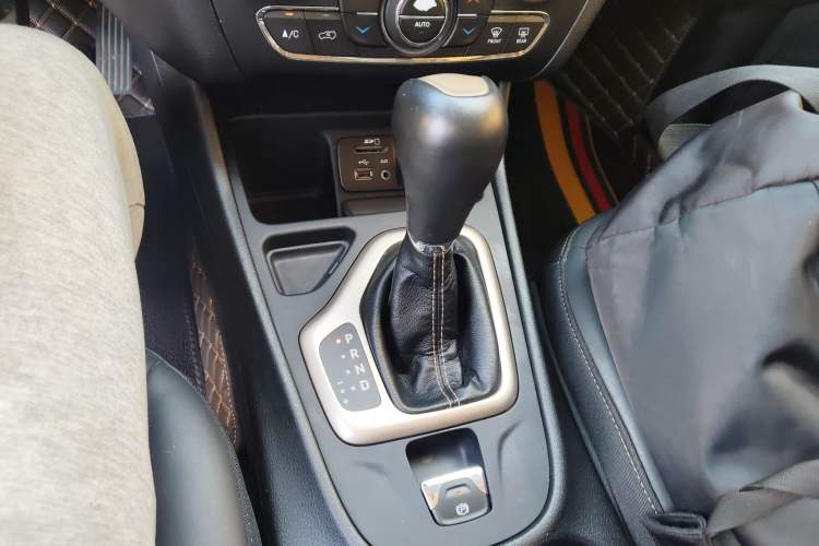 Used Jeep Cherokee 2016 2.4L Leading Smart Version Gear Lever