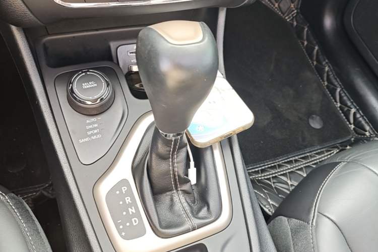 Used Jeep Cherokee 2016 2.4L Professional Edition Gear Lever