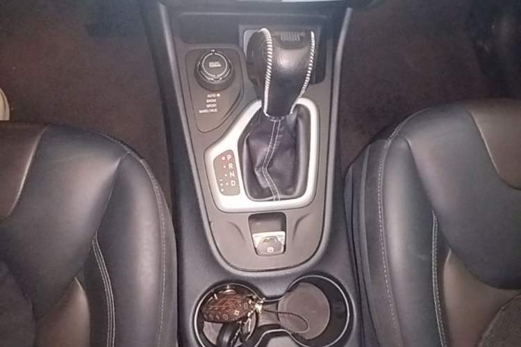 Used Jeep Cherokee 2016 2.4L Professional Edition Gear Lever