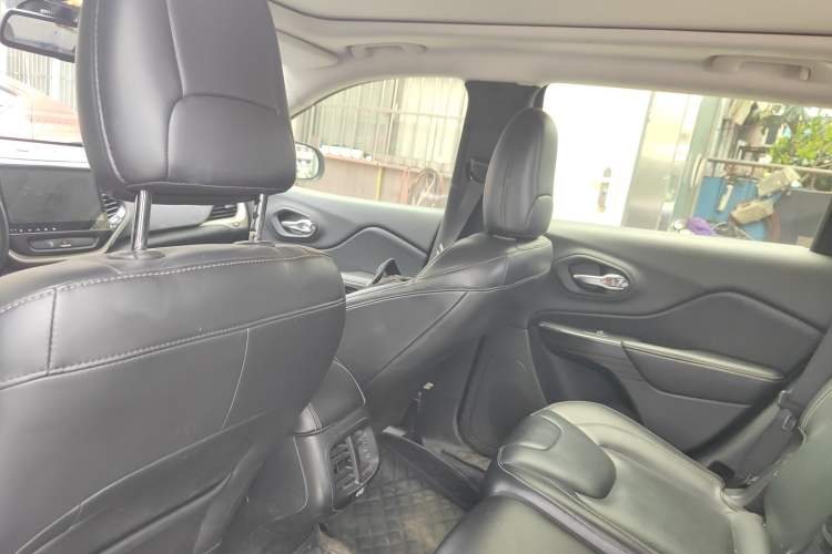 Used Jeep Cherokee 2016 2.4L Leading Edition Headliner